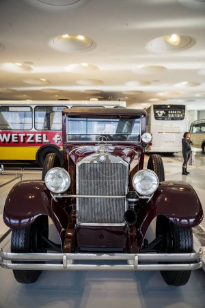 Téléchargez les photos : Stuttgart, Allemagne - 13 décembre 2017 : Collection historique de voitures de course Mercedes et d'autres marques dans le musée Mercedes-Benz Welt. - en image libre de droit