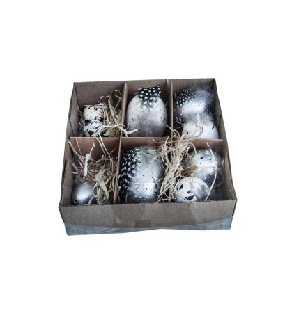 Stylisch bemalte große Ostereier in einem silbernen stilisierten Tablett mit Vogelfedern