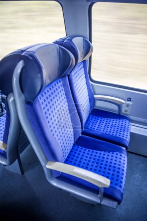 dos asientos azules en un tren en Alemania