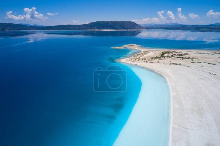 Lago Salda Azul. Vista aérea de la hermosa playa de arena blanca y la costa azul irreal.