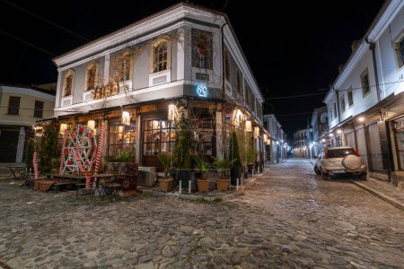Foto de Korce Albania - 01.03.2023: Antiguo Bazar de la ciudad de Korca lleno de gente por la noche. - Imagen libre de derechos