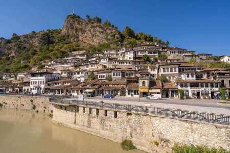 Foto de Berat, Albania - 05 de septiembre de 2021: Casas en la antigua ciudad histórica de Berat en Albania, Patrimonio de la Humanidad por la UNESCO. - Imagen libre de derechos