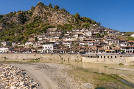 Téléchargez les photos : Berat, Albanie - 05 septembre 2021 : Maisons dans la vieille ville historique de Berat en Albanie, site du patrimoine mondial par l'UNESCO. - en image libre de droit