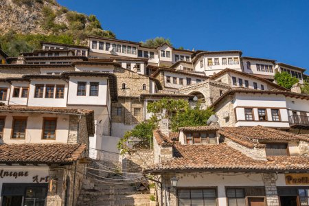 Foto de Berat, Albania - 05 de septiembre de 2021: Casas en la antigua ciudad histórica de Berat en Albania, Patrimonio de la Humanidad por la UNESCO. - Imagen libre de derechos