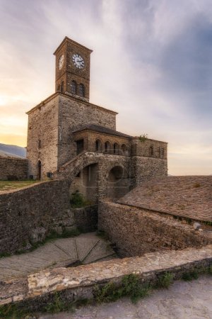 Hermosa torre del reloj en el castillo en Gjirokaster, Albania.