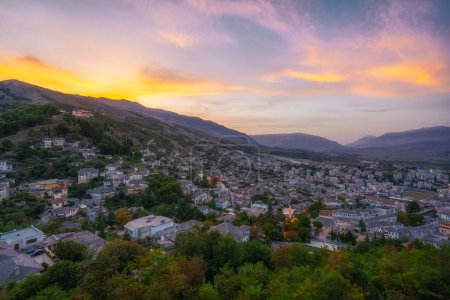 Ciudad histórica protegida por la UNESCO de Gjirocaster, al sur de Albania
