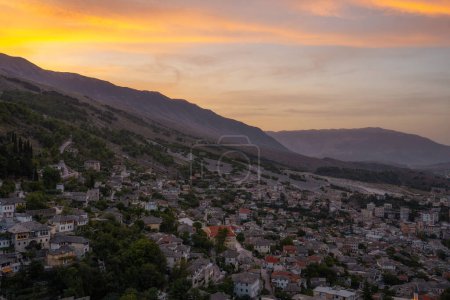 Ciudad histórica protegida por la UNESCO de Gjirocaster, al sur de Albania
