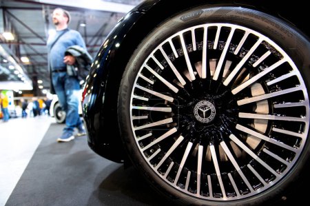 Foto de Riga, Letonia - 29 de abril de 2022: Un primer plano de neumático en el lujoso coche Mercedes EQS 580 4M en el Salón Internacional del Automóvil - Imagen libre de derechos