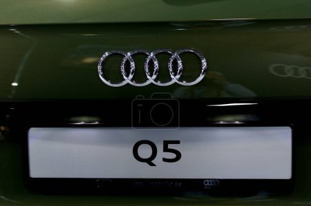 Foto de Riga, Letonia - 29 de abril de 2022: Nuevo Audi Q5 S line back with logo shiny emblem - Imagen libre de derechos