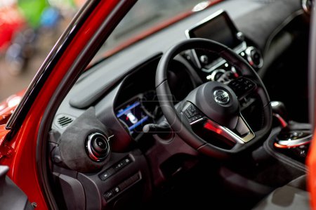 Foto de Riga, Letonia - 29 de abril de 2022: Nissan Juke vista interior del coche con tablero de instrumentos, volante multifunción, velocímetro - Imagen libre de derechos