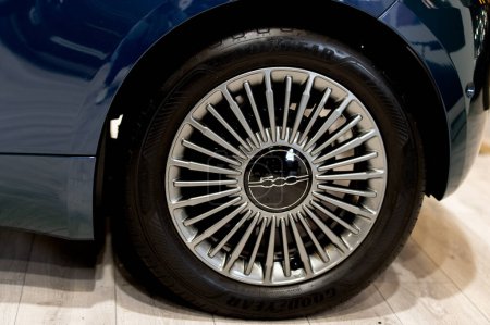 Foto de Riga, Latvia- April 29, 2022: Close up tyre of Fiat New 500C icon presented in Motor Show 2022 - Imagen libre de derechos