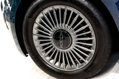 Foto de Riga, Latvia- April 29, 2022: Close up tyre of Fiat New 500C icon presented in Motor Show 2022 - Imagen libre de derechos
