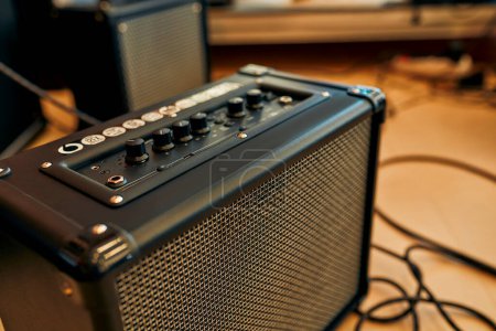 Foto de Close-up of an electric guitar combo amp in a musical instrument store. Lots of different musical instruments for sale. Hobbies and recreation. - Imagen libre de derechos