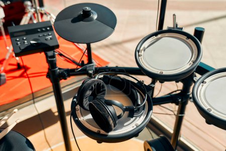 Foto de Primer plano de un kit de batería con auriculares en una tienda de instrumentos musicales. Aficiones y recreación. - Imagen libre de derechos