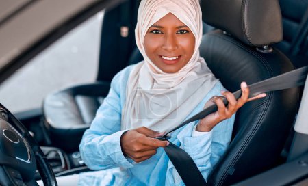 Téléchargez les photos : Jeune femme musulmane en hijab assise au volant d'une voiture. Acheter et louer une voiture. Voyages et loisirs. - en image libre de droit