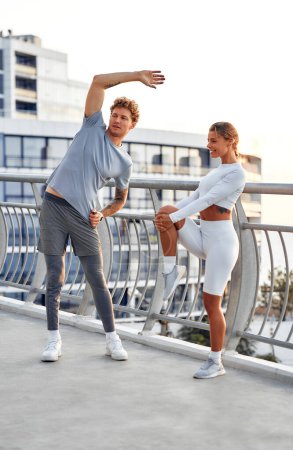 Téléchargez les photos : Couple faisant un échauffement avant de courir dehors. Exercice matinal et jogging. Sports et loisirs, mode de vie actif. - en image libre de droit