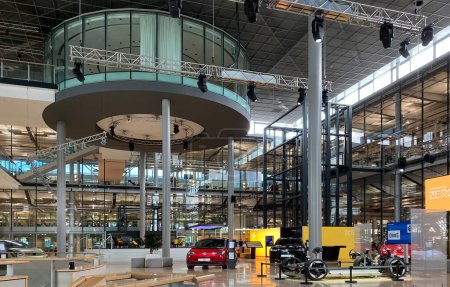 Foto de Hall para los visitantes de la fábrica de vidrio especializada en coches eléctricos parte de la corporación VW en Dresde, Alemania - Imagen libre de derechos