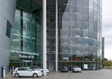 Foto de Entrada a la fábrica de vidrio especializada en coches eléctricos, parte de la corporación VW en Dresde, Alemania - Imagen libre de derechos