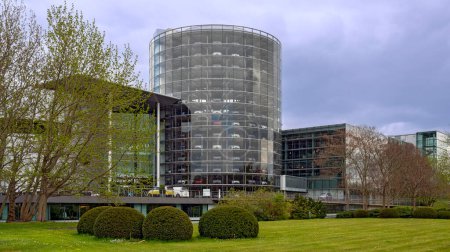 Foto de Edificios de la fábrica acristalada especializada en coches eléctricos, parte de la corporación VW en Dresde, Alemania - Imagen libre de derechos