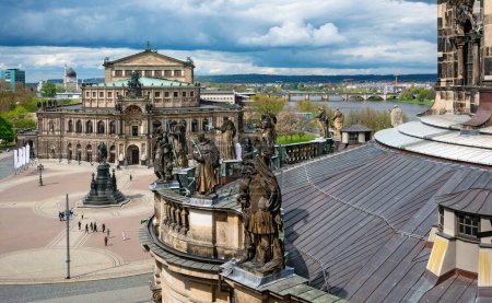 Foto de Vista de pájaro sobre el techo de la iglesia Trinitatis, la plaza del teatro y el edificio de la ópera Semper en Dresde, Alemania - Imagen libre de derechos
