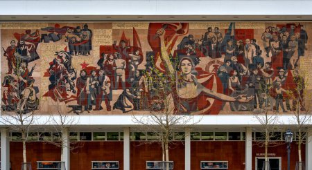 Foto de Picture "El camino de la bandera roja" hecha por baldosas cerámicas en la pared del antiguo Palacio de Cultura de DDR en Dresde, Alemania - Imagen libre de derechos
