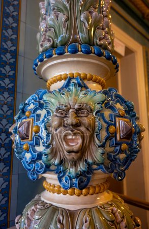 Téléchargez les photos : Figurine en céramique au visage grotesque chez Pfunds dairy à Dresde, Allemagne - en image libre de droit