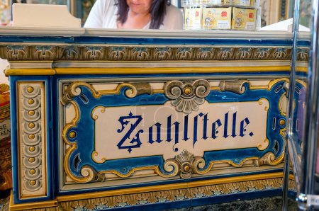 Téléchargez les photos : Décoration par carreaux peints à la main étiquetés "Zahlstelle (bureau de paye)" dans Pfunds Dairy à Dresde, Allemagne - en image libre de droit