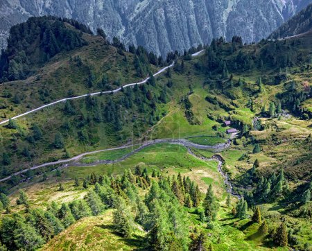Téléchargez les photos : Vue aérienne du paysage sous la montagne Kitzsteinhorn dans la région Pinzgau en Autriche - en image libre de droit