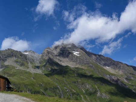 Téléchargez les photos : Sommet de la montagne Little Grieskogel au-dessus du lac de stockage Mooserboden au parc national High Tauern à Salzbourg, Autriche - en image libre de droit