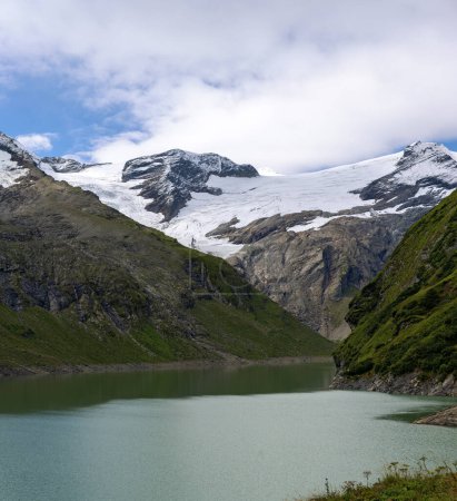 Téléchargez les photos : Vue sur le lac de stockage Mooserboden dans le parc national High Tauern sur la montagne High Riffl avec le glacier Rifflkees à Salzbourg, Autriche - en image libre de droit