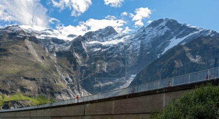 Téléchargez les photos : Crête du barrage Drossensperre du lac de stockage Mooserboden avec les sommets des montagnes Bratschenkopf et Klockerin dans le parc national High Tauern de Salzbourg, Autriche - en image libre de droit