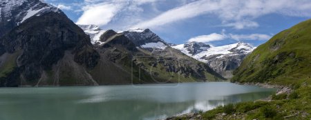 Téléchargez les photos : Vue panoramique sur le réservoir de stockage Mooserboden des centrales électriques Kaprun dans le parc national High Tauern avec la montagne High Riffl et le glacier Rifflkees en arrière-plan, Autriche - en image libre de droit