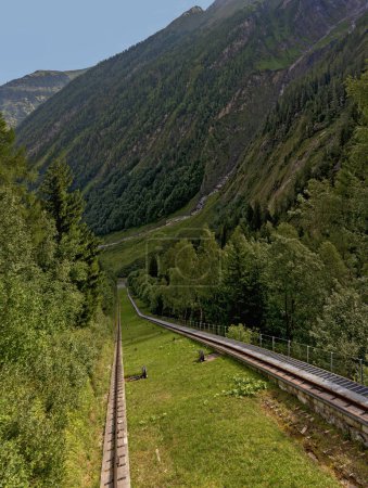 Téléchargez les photos : Rails de l'ascenseur incliné "Laerchwandschraegaufzug" aux lacs de stockage du groupe de centrale électrique Kaprun au parc national High Tauern, Autriche - en image libre de droit