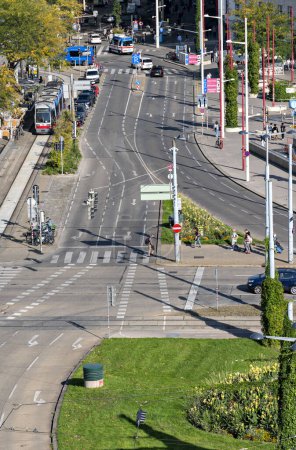 Téléchargez les photos : Vue aérienne sur le croisement de la rue intérieure Mariahilfer et du Guertel à Vienne, Autriche - en image libre de droit