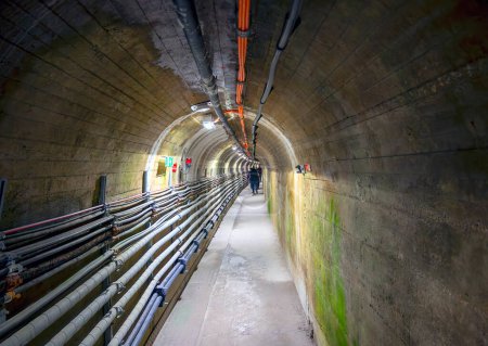 Téléchargez les photos : Tunnel d'entretien supérieur avec câbles électriques dans le bâtiment Drossensperre du lac de stockage Mooserboden du groupe des centrales électriques Kaprun au parc national High Tauern, Autriche - en image libre de droit