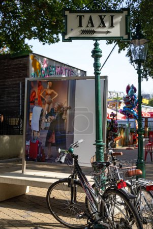 Foto de Escena atmosférica de la feria de Viennes Prater con bicicletas, señal de taxi y una foto con una vieja fe - Imagen libre de derechos