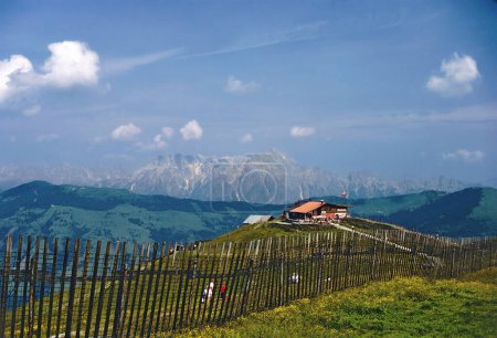 Téléchargez les photos : Vue sur l'alpage Hochzeller sur la montagne Schmittenhigh sur les sommets du parc national High Tauern à Salzbourg en 1980, Autriche - en image libre de droit
