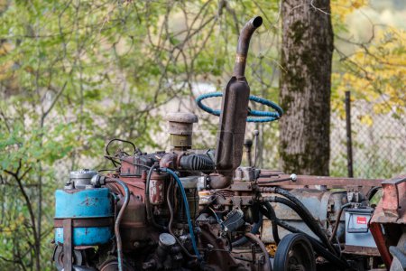 Foto de Viejos detalles del tractor oxidado y primeros planos cubiertos de óxido y polvo. detalles de metal vintage - Imagen libre de derechos