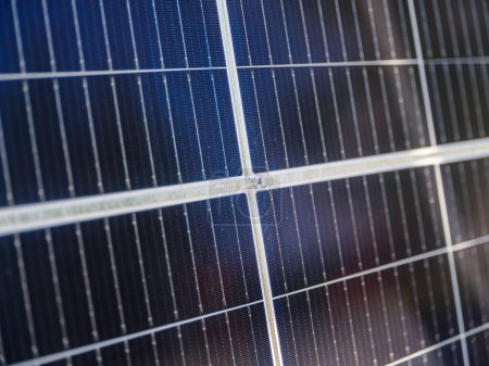 Foto de Panel solar de rejilla de primer plano en el sol de verano brillante en el techo - Imagen libre de derechos