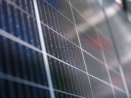 Téléchargez les photos : Grille de panneau solaire en gros plan au soleil d'été brillant sur le toit - en image libre de droit