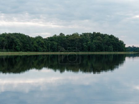 Téléchargez les photos : Calme soirée repos au bord du lac détente et silence à la campagne - en image libre de droit