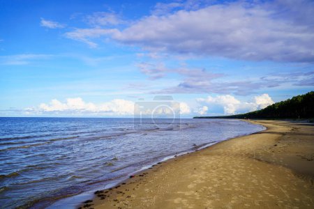 Téléchargez les photos : Plage baltique côté mer dans une journée ensoleillée d'été avec ciel bleu, nuages blancs et personne - en image libre de droit