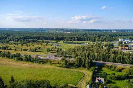 Téléchargez les photos : Vue aérienne de la rivière Daugava en Lettonie en été vert - en image libre de droit