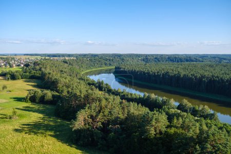 Téléchargez les photos : Vue aérienne de la rivière Daugava en Lettonie en été vert - en image libre de droit