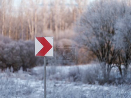 Téléchargez les photos : Paysage rural dans la journée froide d'hiver avec neige et glace gelée - en image libre de droit