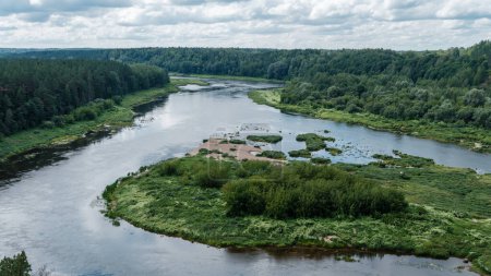 Foto de Vista aérea del río Daugava en Letonia en verde veraniego - Imagen libre de derechos