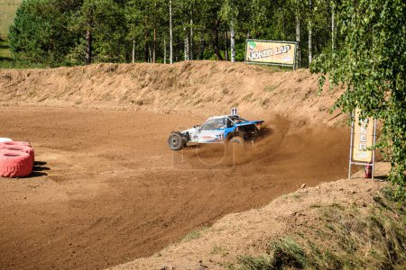 Foto de PILSKALNI, Letonia - 16 de julio de 2023: Coches de rally en acción en la competición de automóviles "Campeonato Letón de Autocross" en la pista de carreras "Pilskalni" - Imagen libre de derechos