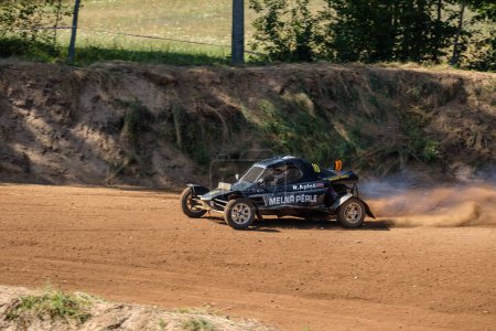 Foto de PILSKALNI, Letonia - 16 de julio de 2023: Coches de rally en acción en la competición de automóviles "Campeonato Letón de Autocross" en la pista de carreras "Pilskalni" - Imagen libre de derechos