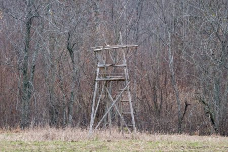 Foto de Torre de reloj de caza de madera a finales de otoño campos vacíos - Imagen libre de derechos