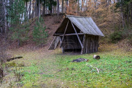 Téléchargez les photos : Tour de montre de chasse en bois dans les champs de fin d'automne vide - en image libre de droit